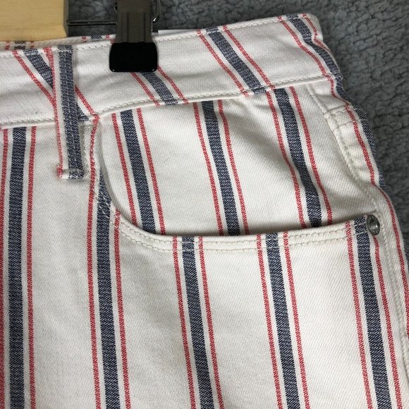 NEW Old Navy Women's 16 Jean Shorts Mid-Rise Button Fly Cuffed Hem Summer Casual - Picture 3 of 13